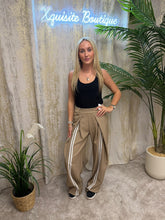 Load image into Gallery viewer, Daisy Pants