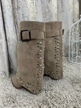 Load image into Gallery viewer, Cora Cowboy Boots Beige
