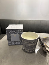 Load image into Gallery viewer, Heritage candle white sandalwood
