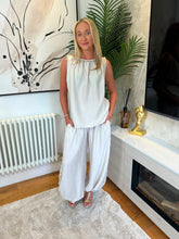 Load image into Gallery viewer, Samantha Studded Set Cream
