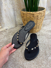Load image into Gallery viewer, Xquisite Sandals Black
