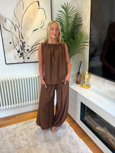 Load image into Gallery viewer, Samantha Studded Set Brown
