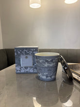 Load image into Gallery viewer, Heritage candle white sandalwood
