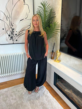 Load image into Gallery viewer, Samantha Studded Set Black
